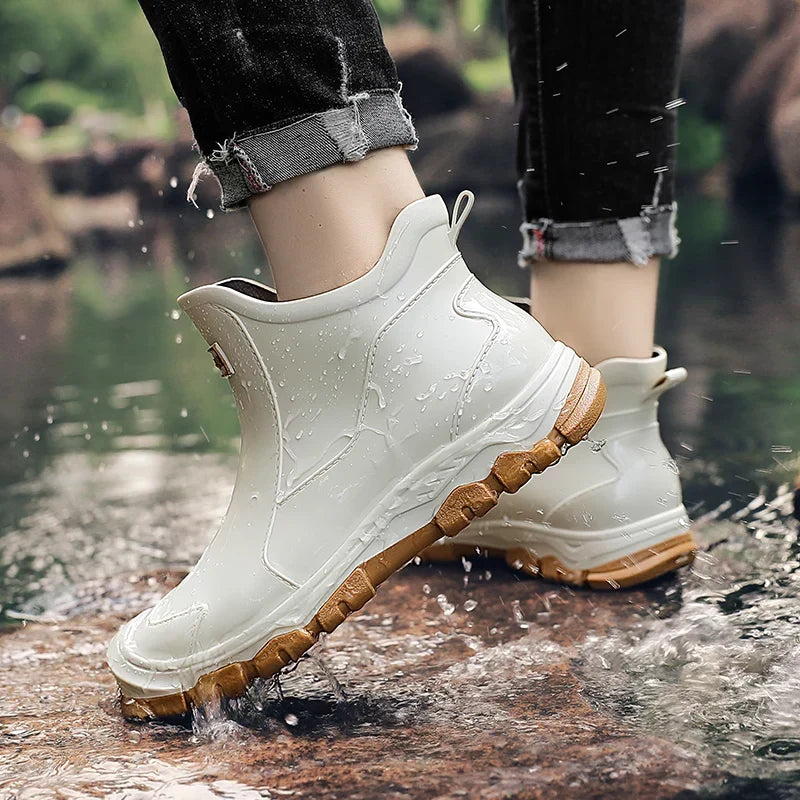 Brooks Water-Resistant Boots - Unisex in black and red