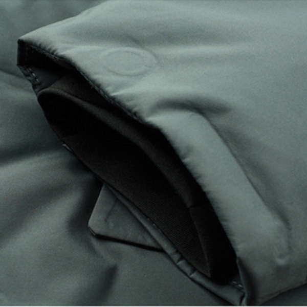 Sharp Focus Windbreaker - Men's in black